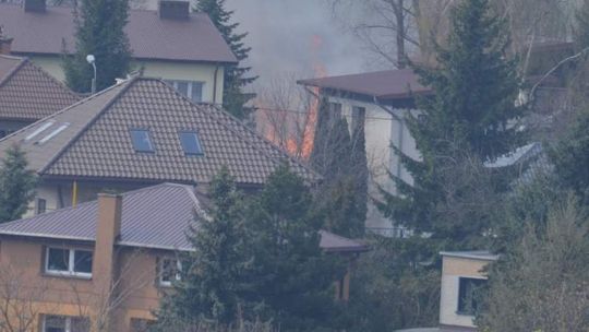 Pożar na górkach czechowskich, palą się trawy