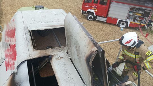 Pożar na ściernisku. Zapalił się kombajn