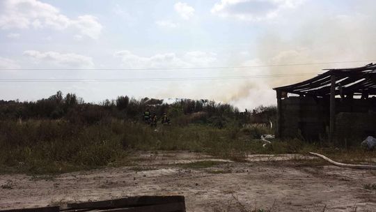 Pożar nielegalnego składowiska odpadów. Gasi je 18 zastępów straży