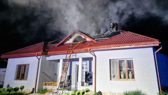 Pożar od paneli słonecznych. Spaliło się poddasze