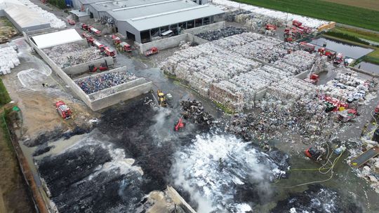 Pożar odpadów plastikowych pod Kraśnikiem. Zakład ma dzisiaj wrócić do pracy 