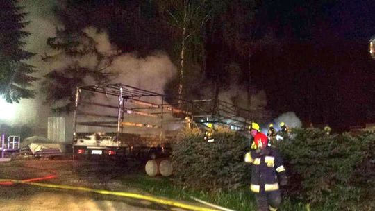Pożar samochodów dostawczych w Zemborzycach Tereszyńskich. 400 tys. zł strat