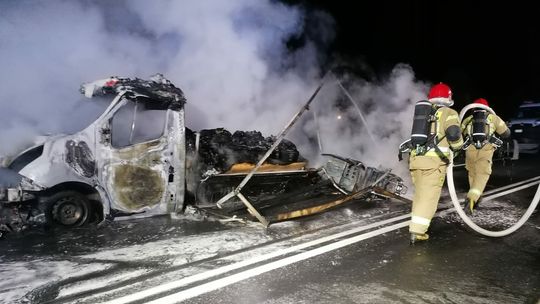 Pożar samochodu. Akcja strażaków trwała blisko 2 godziny [zdjęcia]