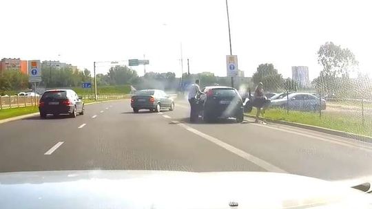 Pożar samochodu na al. Tysiąclecia. "Mało kto się zatrzymał" [wideo]