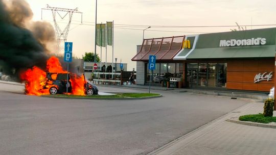 Pożar samochodu na parkingu przed McDonald's. Zdjęcia, wideo