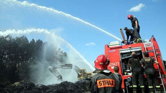 Pożar składowiska opon w Rykach. Straż nie wyklucza podpalenia (wideo, zdjęcia)