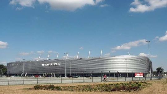 Pożar śmietnika koło Areny Lublin. Okopcona elewacja stadionu