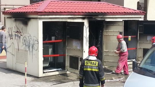 Pożar stacji trafo na LSM. Mężczyzna poparzony