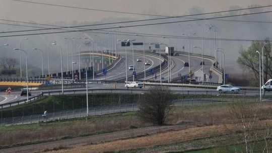 Pożar traw przy estakadzie nad Bystrzycą. Kolejny dzień walki z żywiołem