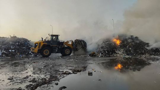 Pożar w Bełżycach: W Lublinie okien lepiej nie otwierać. Nowy alert RCB