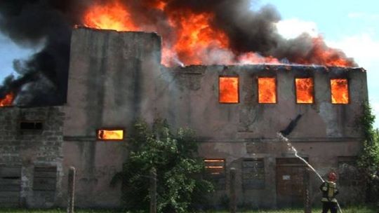 Pożar w Białej Podlaskiej. Spalił się stary młyn (wideo)