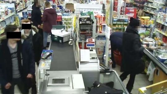 Pożar w Biedronce w Lublinie. Kamera nagrała nastolatków, policja publikuje film [wideo]