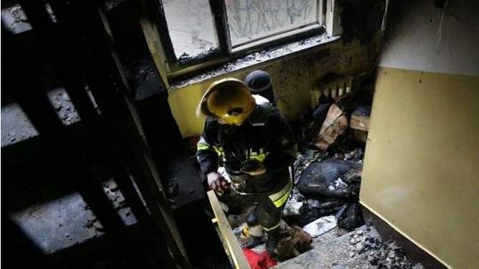 Pożar w bloku na LSM - niewykluczone podpalenie