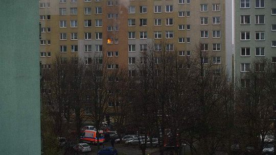Pożar w bloku na LSM. Ogień wybuchł na klatce schodowej (wideo)