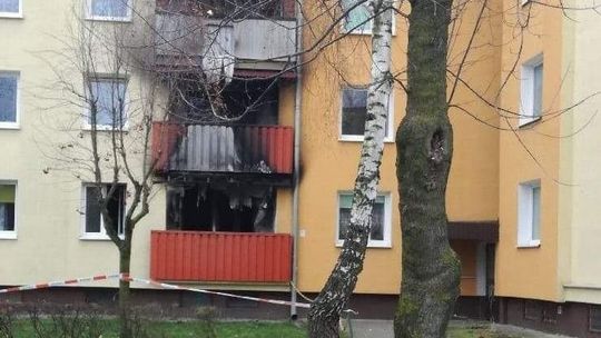 Pożar w bloku w Łęcznej. Wyszła zrobić jedzenie, spłonęło mieszkanie [foto]
