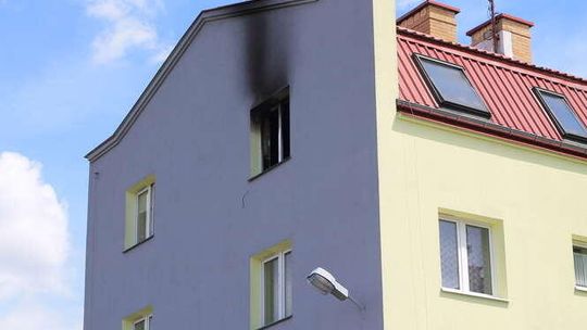 Pożar w bloku w Puławach. Poparzony mężczyzna w szpitalu
