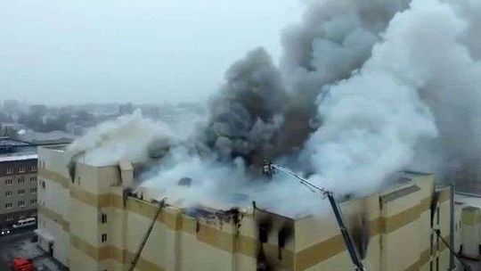 Pożar w centrum handlowym na Syberii. Bardzo wiele ofiar śmiertelnych [wideo]