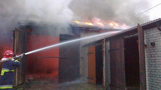 Pożar w Firleju. Spalił się magazyn (zdjęcia i film) 