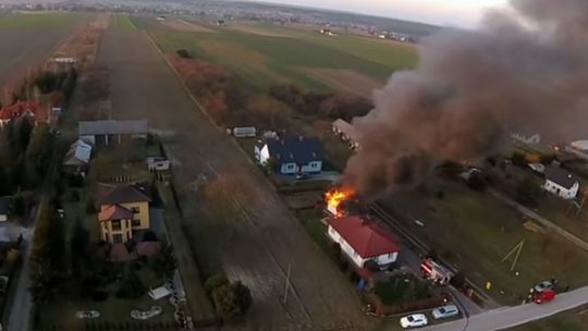 Pożar w garażu. Jedna osoba została ranna. Zdarzenie nagrał paralotniarz [WIDEO]