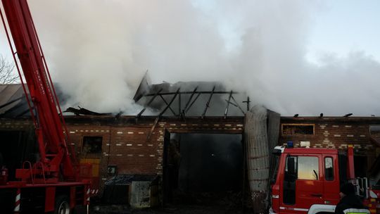 Pożar w gospodarstwie w Kowersku. Ogień gasiło 14 zastępów straży pożarnej [wideo]