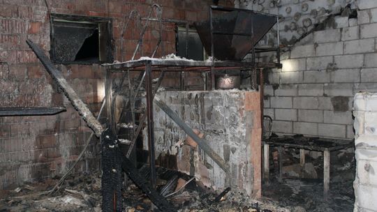 Pożar w "kaszarni". Straty oszacowano wstępnie na 1,5 miliona złotych
