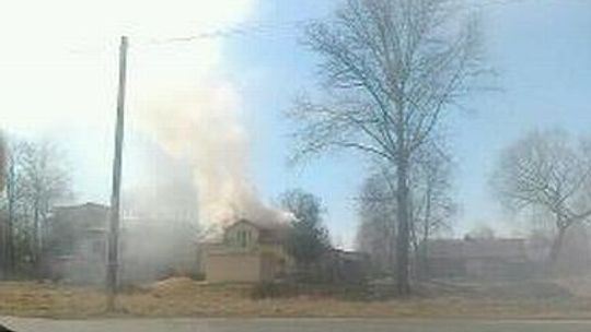 Pożar w Krężnicy Jarej: Strażacy gaszą dom