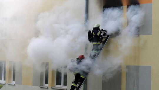 Pożar w mieszkaniu. Mieszkańcy ewakuowani, jedna osoba ranna