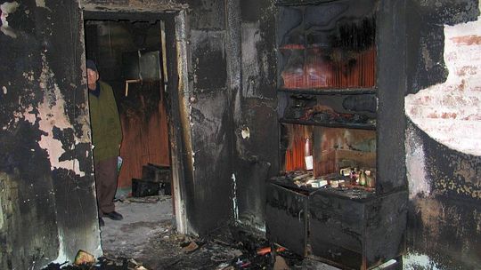 Pożar w mieszkaniu znanego malarza. Gospodarz walczy o życie