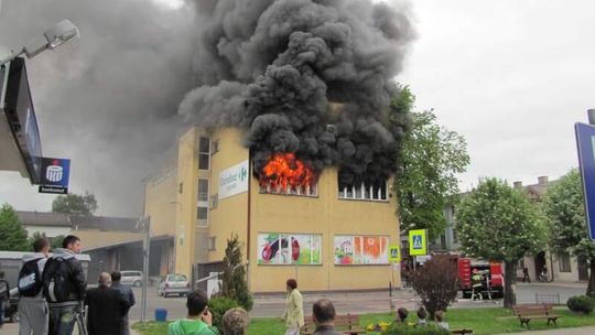 Pożar w pawilonie przy sklepie Carrefour w Bychawie (zdjęcia, wideo)