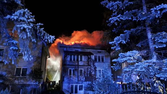 Pożar w środku nocy. Z domu ewakuowano mieszkańców