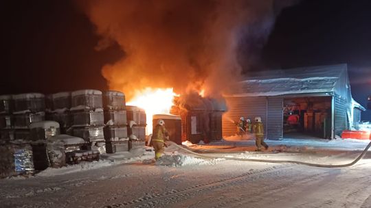 Pożar w tartaku w Krupem. Policjanci po służbie jako pierwsi ruszyli na pomoc