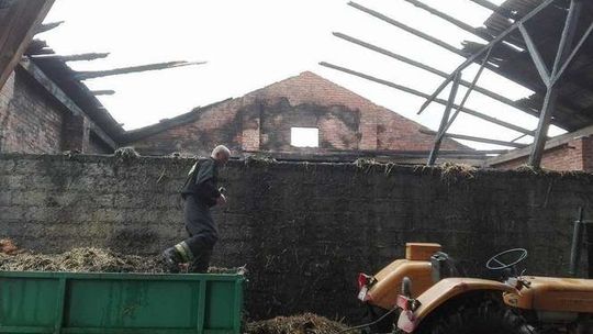 Pożar w Uniszowicach. Piorun uderzył w gospodarstwo