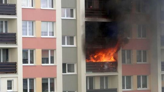 Pożar w wieżowcu przy ul. Kołłątaja w Puławach (zdjęcia)