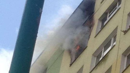 Pożar w wieżowcu przy ul. Koryznowej. Film z akcji gaśniczej