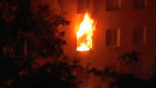Pożar wieżowca przy ul. Ogródkowej. Ewakuowali 150 osób (wideo)