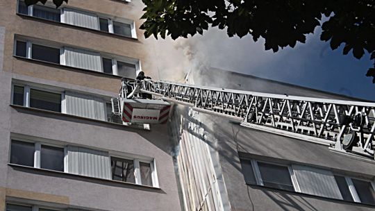 Pożar wieżowca w Lublinie. 5 zastępów straży na miejscu [zdjęcia, wideo]
