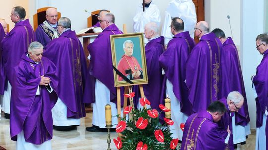 Pożegnanie księdza Jana Mitury, budowniczego kościoła z koroną