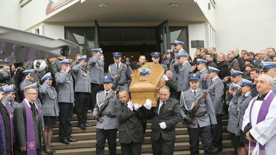 Pożegnanie policjanta: Ostatnia droga asp. Tomasza Skowronka (wideo)
