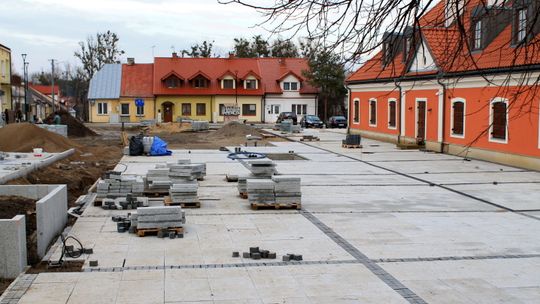 Pożegnanie z zielenią na rynku w Końskowoli. Powstaje plac z granitowych płyt
