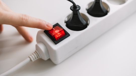 Poznaj 3 powody, dla których warto zainwestować w listwę antyprzepięciową