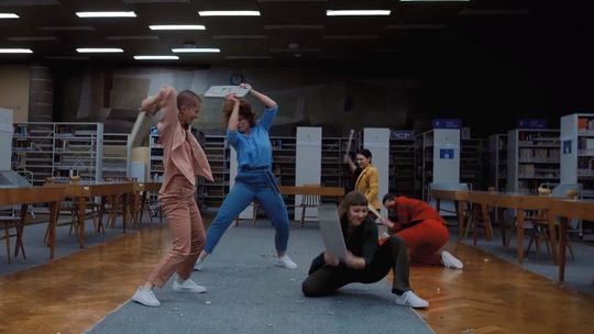 Poznajecie te wnętrza? Polska wokalistka nagrała teledysk na UMCS [wideo]