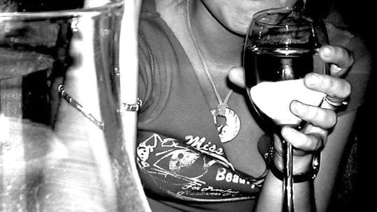 Poznał w barze kobietę. Ukradła mu ponad tysiąc zł