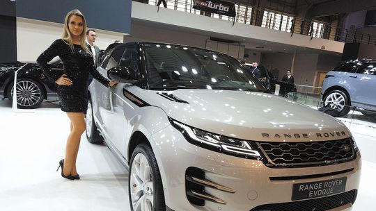 Poznań Motor Show 2019: Nieuchronna jazda na prąd. Piękne hostessy i nowości motoryzacyjne [zdjęcia, wideo]