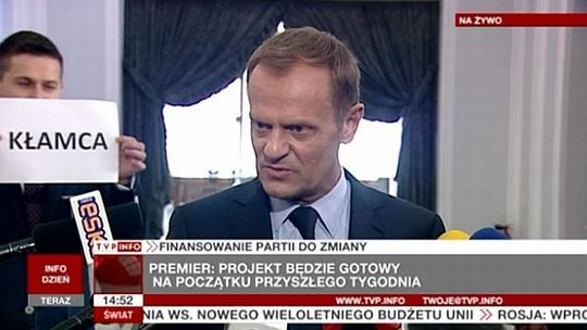 Poznański za plecami Tuska: \"Kłamca” (wideo)