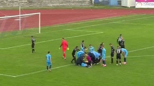 Pozornie zwykłe zderzenie ma boisku. Sędzia uratował życie piłkarzowi