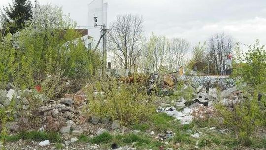 Pozostałości budowli i wielkie sterty śmieci. Jest problem z właścicielem działki