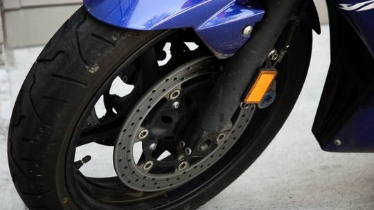 Pożyczonym motocyklem bez prawa jazdy i kasku