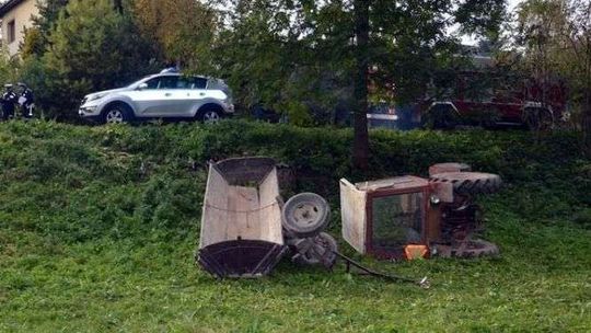 "Pożyczył" ciągnik i wpadł do rowu. Pasażerka złamała obojczyk