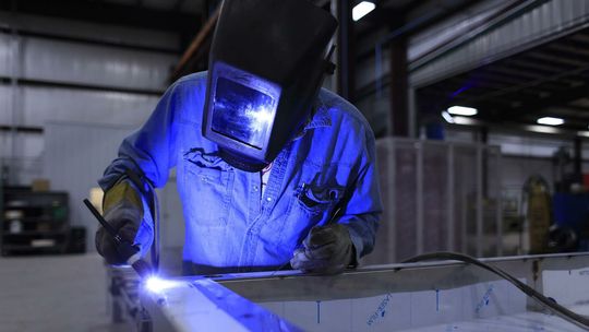 Praca spawacza za granicą. Jakie są zarobki i na jakie dodatki można liczyć?