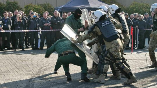 Praca w Służbie Więziennej. Co można robić, ile można zarobić?